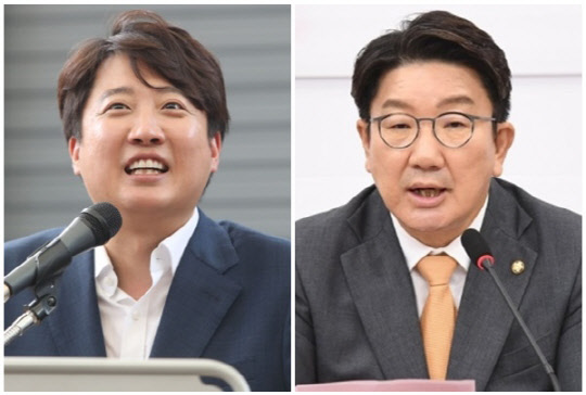 이준석(왼쪽) 전 국민의힘 대표와 권성동 국민의힘 원내대표. <연합뉴스>